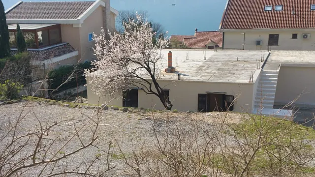 Zum Verkauf steht ein Haus mit großem Grundstück in Dobrota, — photo 34